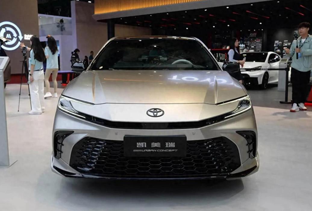 丰田这次是真的急眼了。凯美瑞，车长超4米9，第五代混动系统，现在终端裸车价最低