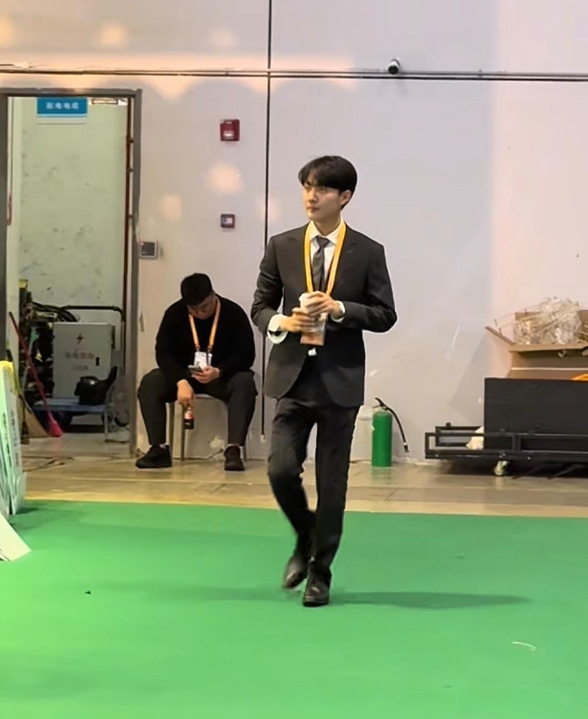 鹏鹏也有几分霸总的味道了，进博会的他眼神坚定，走路带风，仿佛不是去“卖货”，而是