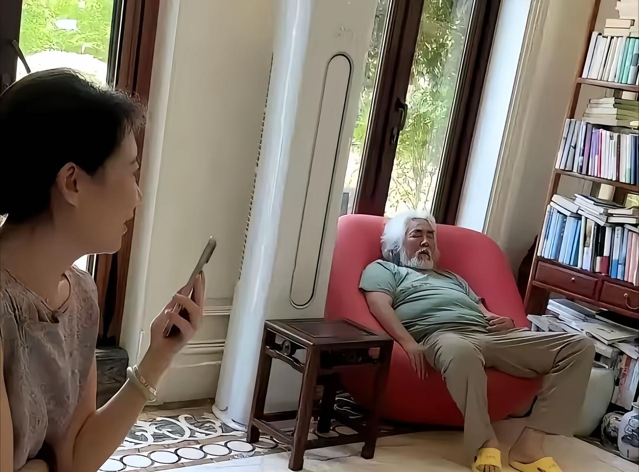张纪中坐在沙发上，呼呼大睡的画面，这样也能睡的这么香，看来张导确实很疲乏了。张