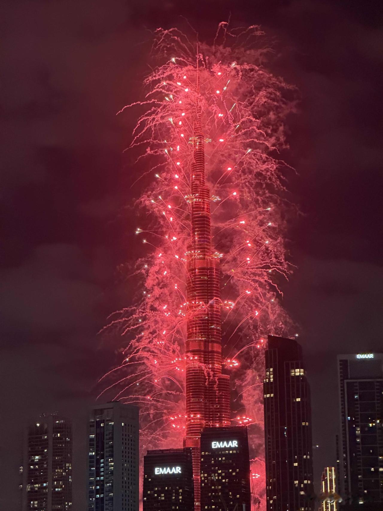 谁看了哈利法塔的烟花不说一句绝！2025的新年浪漫，被迪拜狠狠拿捏了！火