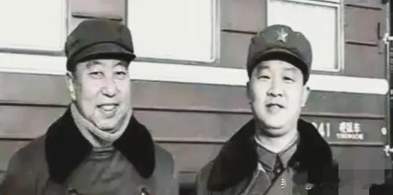 1981年，华国锋退下来了。组织部门的人专门找到他的秘书曹万贵，桌上摊开几份调令