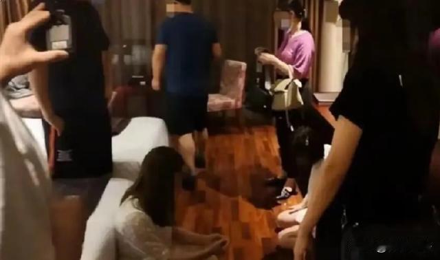 辽宁，一男子在宾馆和小三开房时，原配妻子突然闯进来，这让床上的男女非常难为情。被