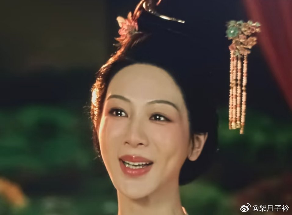在《锦绣芳华》中，杨紫演技再升级，“把哭忍住”更具感染力。蒋长扬与何惟芳误会丛
