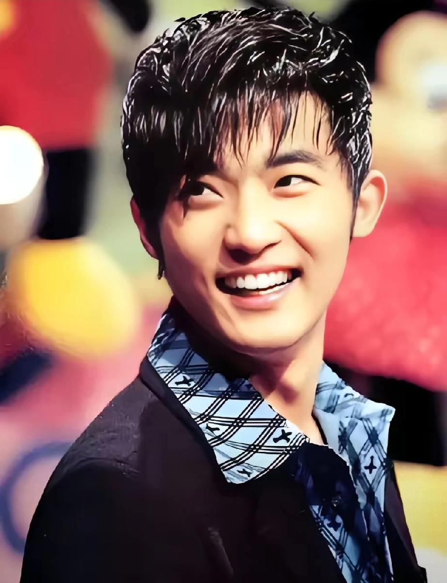 55岁安在旭罕晒全家福！小9岁娇妻颜值惊艳，儿女双全太幸福55岁“