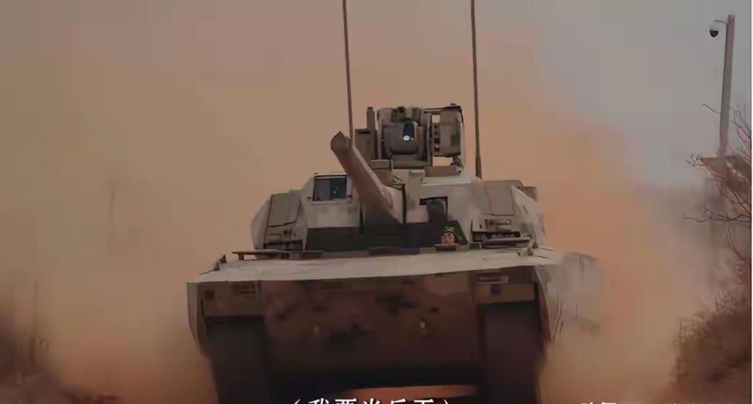 文章昨天刷到一个训练视频，三名00后士兵戴着AR头盔，并排坐在坦克里。画面只