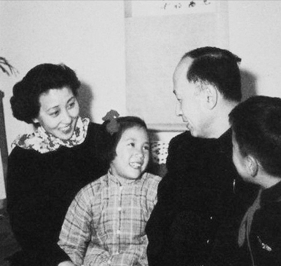 1969年，刚刚高中毕业的钱永刚报名参军，被分配到驻江南某部队。在部队中，文化渊