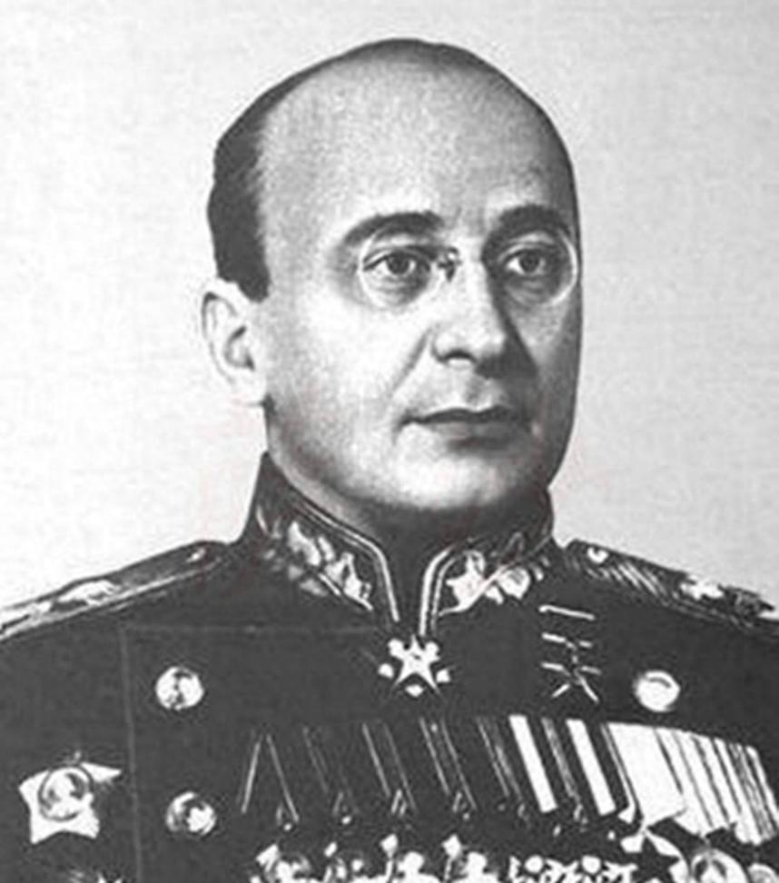 1953年贝利亚被捕始末：军方冲入主席团会场，赫鲁晓夫事后坦言局势紧张手握
