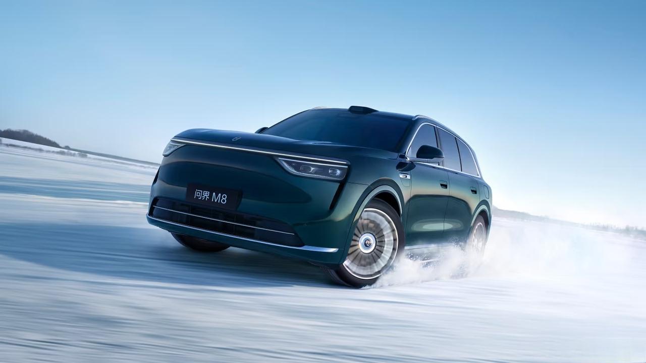 初见问界M8，最让我心动的当属其极具辨识度的外观设计，尤其是那套融合科技与美学的