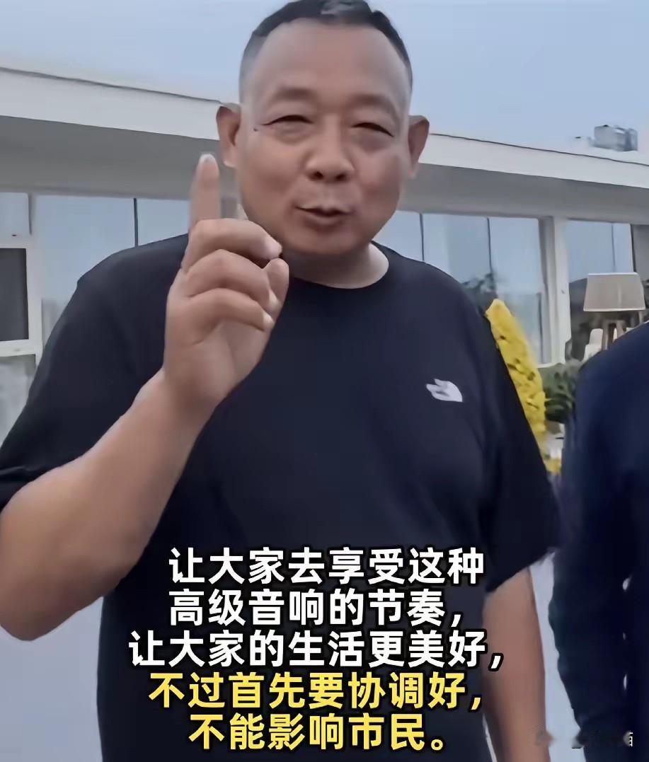“街溜子”于东来，终于舍得回许昌了在外头潇洒了这么久，到处游山玩水，这回倒好