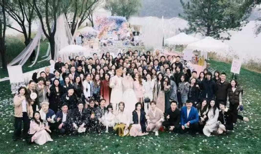 被徐艺洋婚礼中式皇冠美哭了黄子韬给徐艺洋戴黄金皇冠的瞬间，哪是戴首饰，是把十年