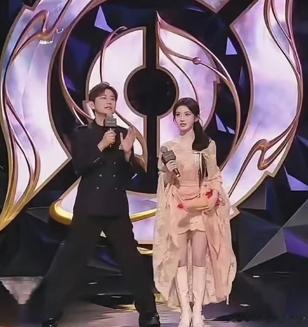 何炅这次真是好心办了坏事。明明是为了照顾鞠婧祎的身高，也方便导播切镜头时，让两人