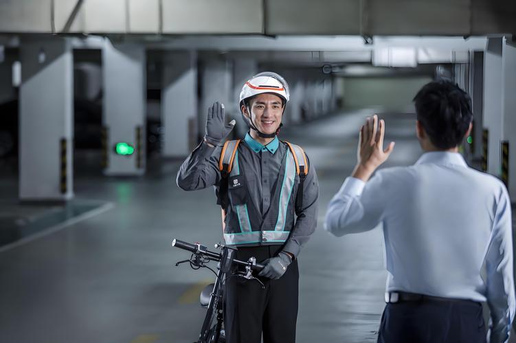 淄博代驾师傅深夜等单被“赶走”，一句话让他泪目，网友：暖到心坎里！大家好，今