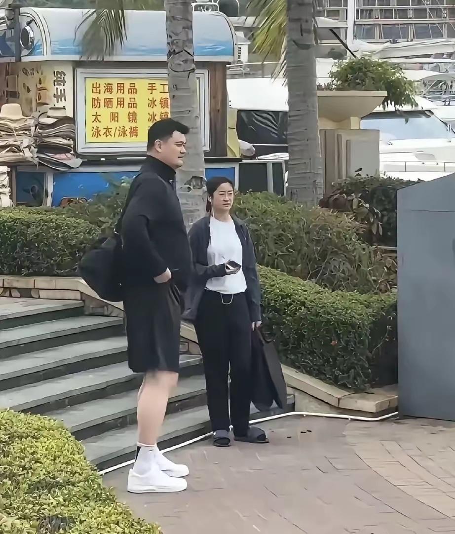 姚明16岁女儿三亚被偶遇，1米9身高撞脸吴京，不打篮球照样圈粉。前两天刷