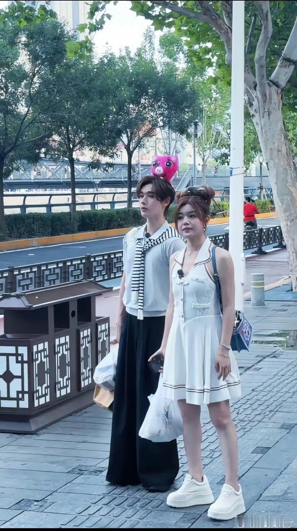 最服陈妍希，43岁了，从头到脚少女装扮，竟然一点也不违和