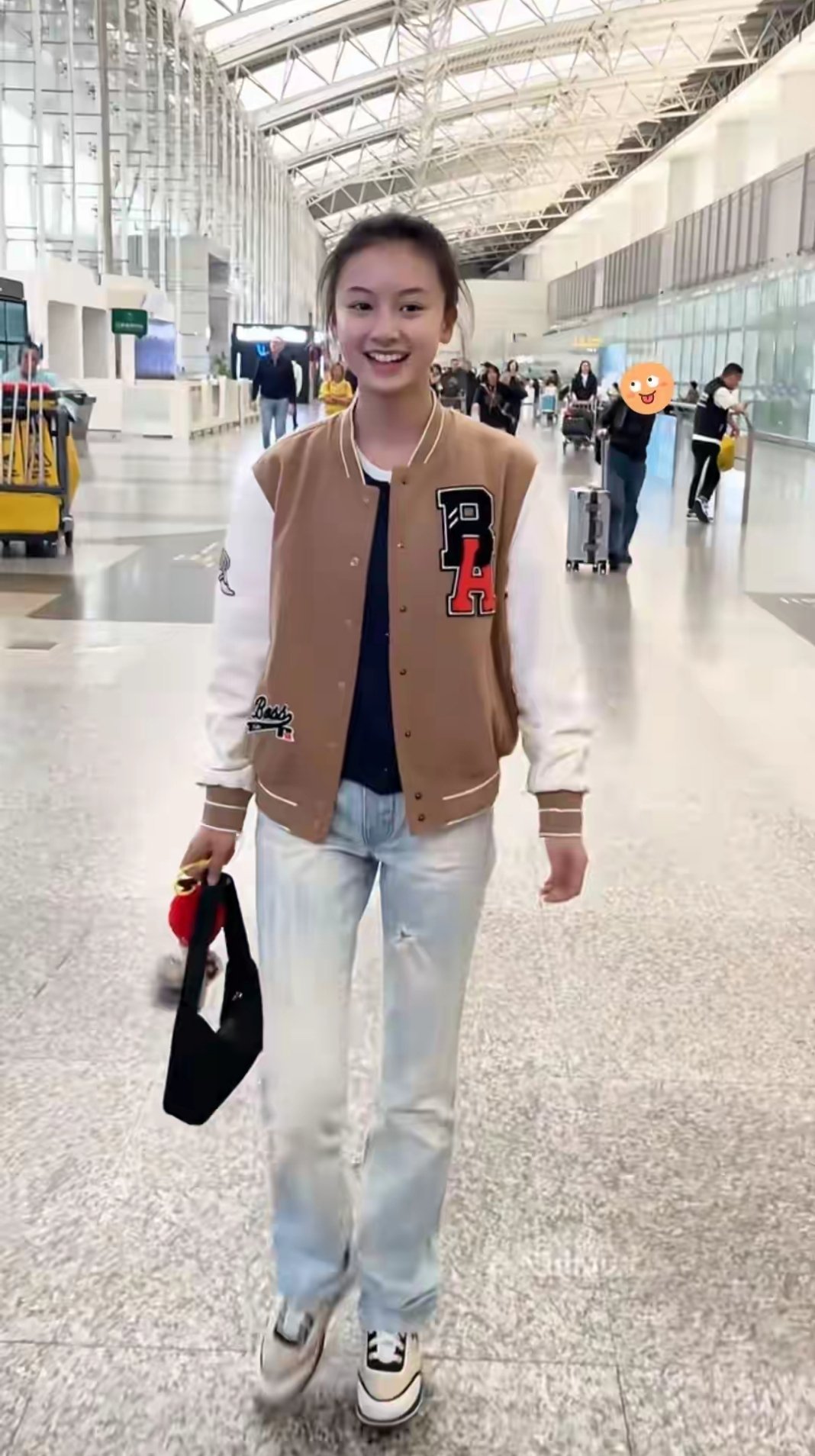 偶遇七七她看到有粉丝受伤特意放慢脚步等着，笑起来像楚雨荨。