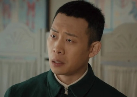 1995年，17岁的张译得知薛佳凝也在哈尔滨上学，于是专门托人找到薛佳凝，想约他