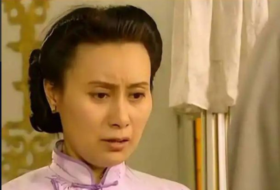 傅文佩是最恶心的，心萍还活着她靠心萍，心萍死了就靠依萍，在家里处处要依萍帮她出头