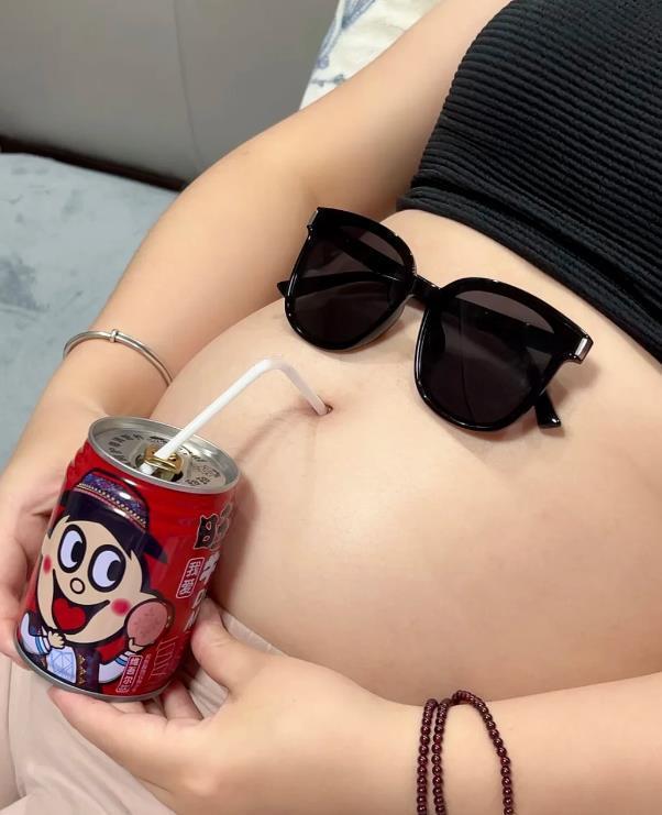 “小孕妇跨年文案|这么发太高级了”01👰🏻➢🤰🏻➢👩+👶即将进入