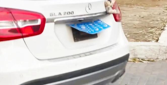 近日，辽宁大连，女子把奔驰车停在一商场附近，3天没动，期间交警联系她，说有商铺要