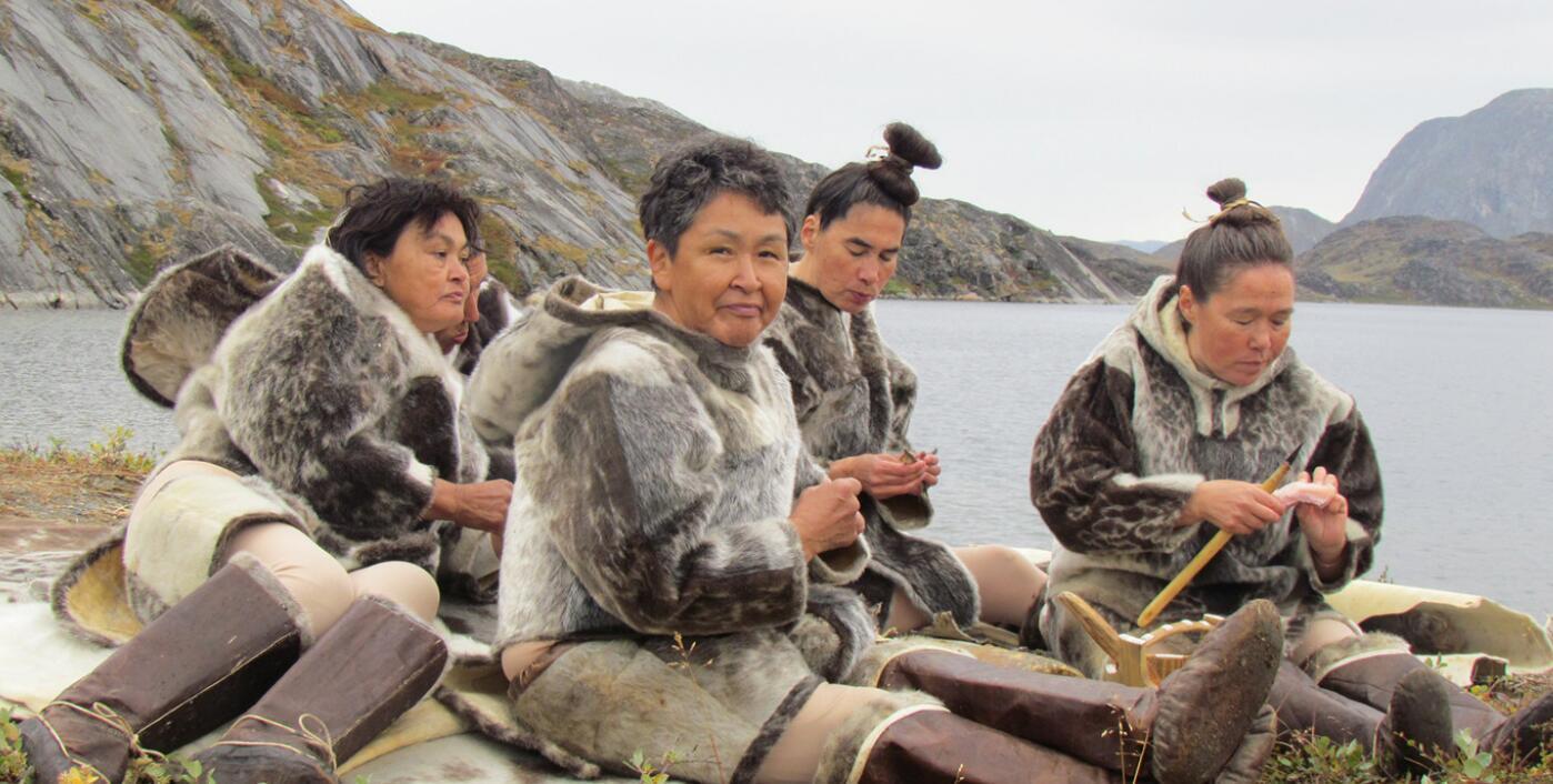 这是格陵兰岛本地人的样子，看上去一点都不白。你觉得他们会相信严重排外的Maga