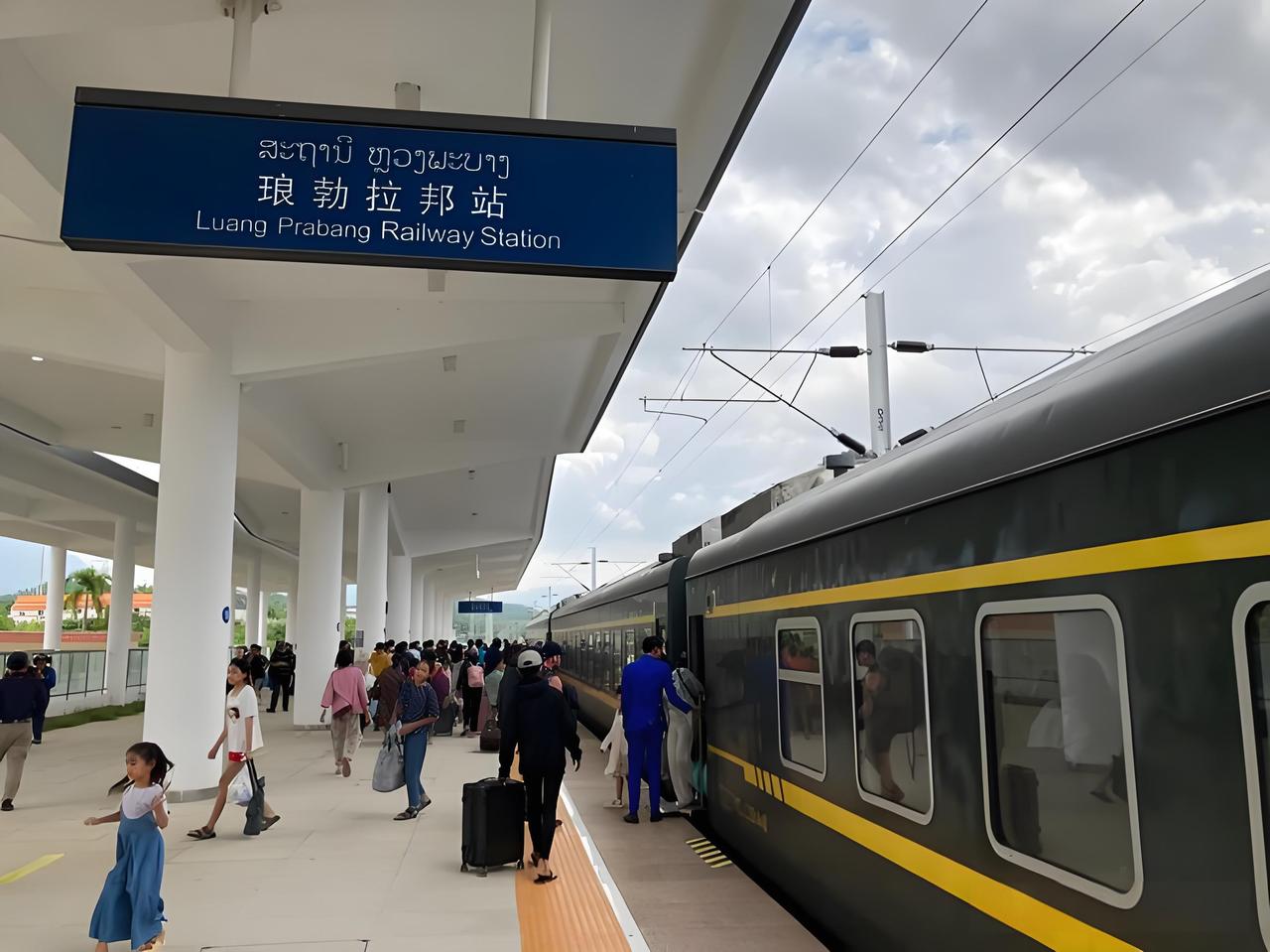 我发现，老挝现在已经开始在琢磨把铁路改成双线了。要知道，当初规划的时候，中老铁路