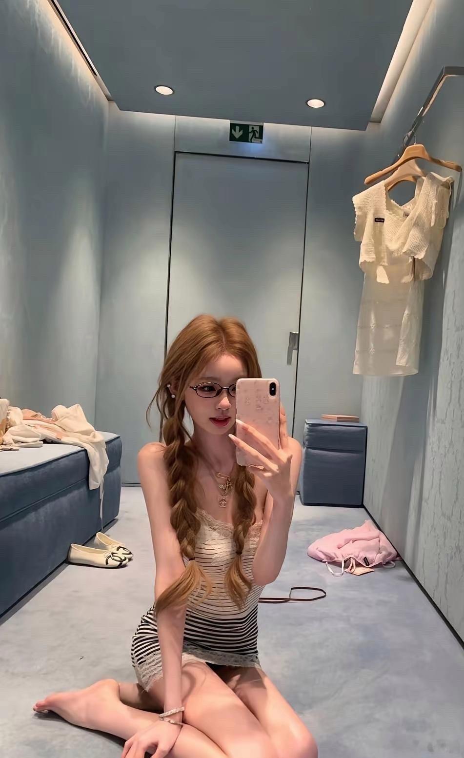 王思聪女友懒懒，又晒美照了。这身材太绝美了，是典型的幼态型美女，像童话世界里的布