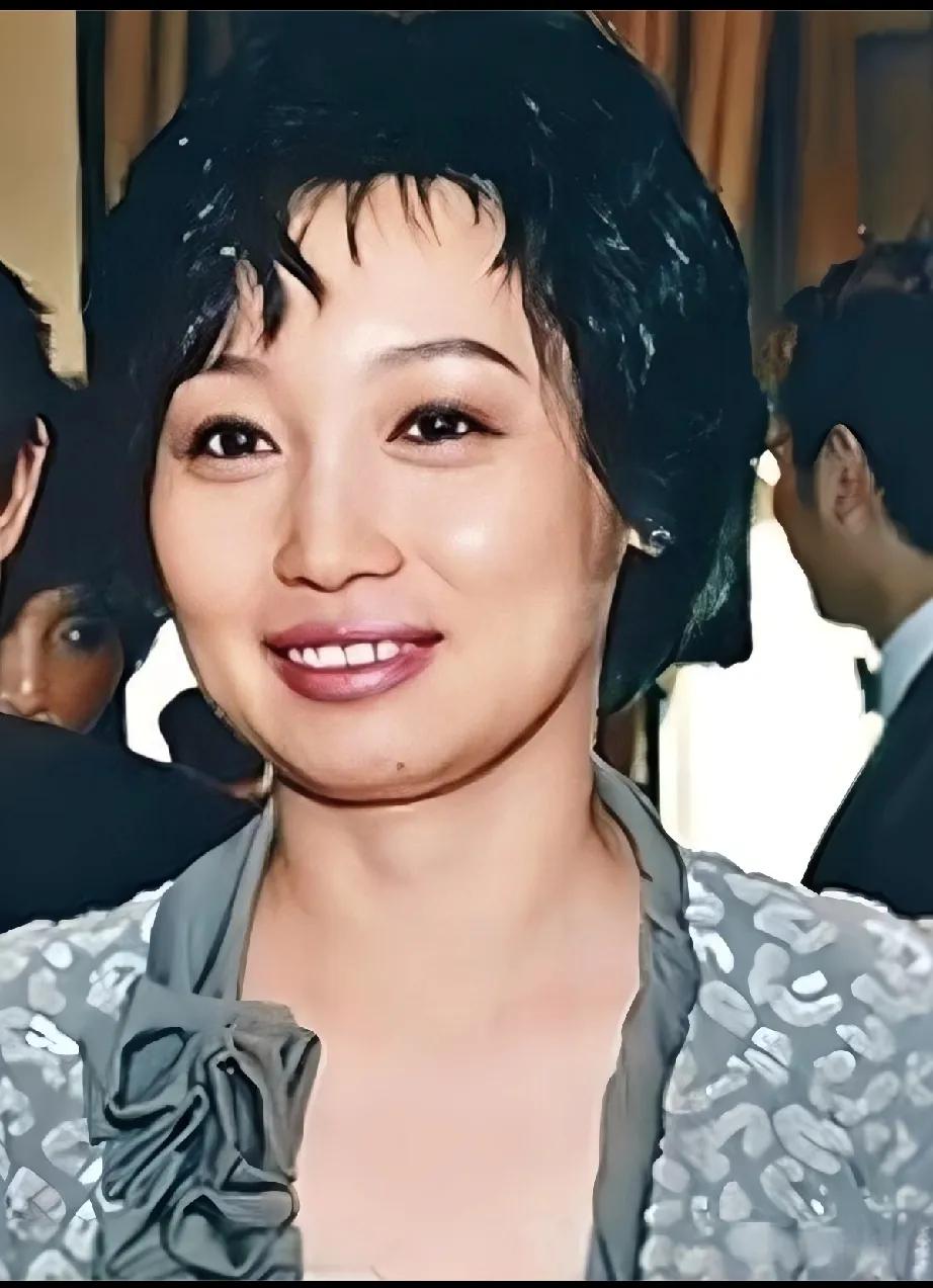 论相貌，宗庆后的原配施幼珍比情人杜建英更周正、漂亮，但杜是名校毕业的才女。论气