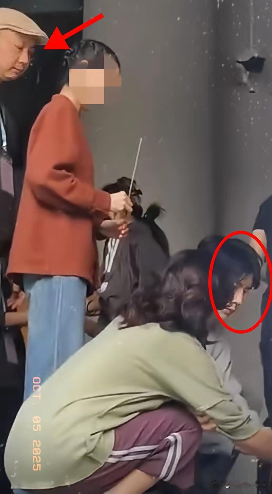 不查不知道，一查我也是无语了，杜强管理的真的太严格了，连艺人直播时的状态都要