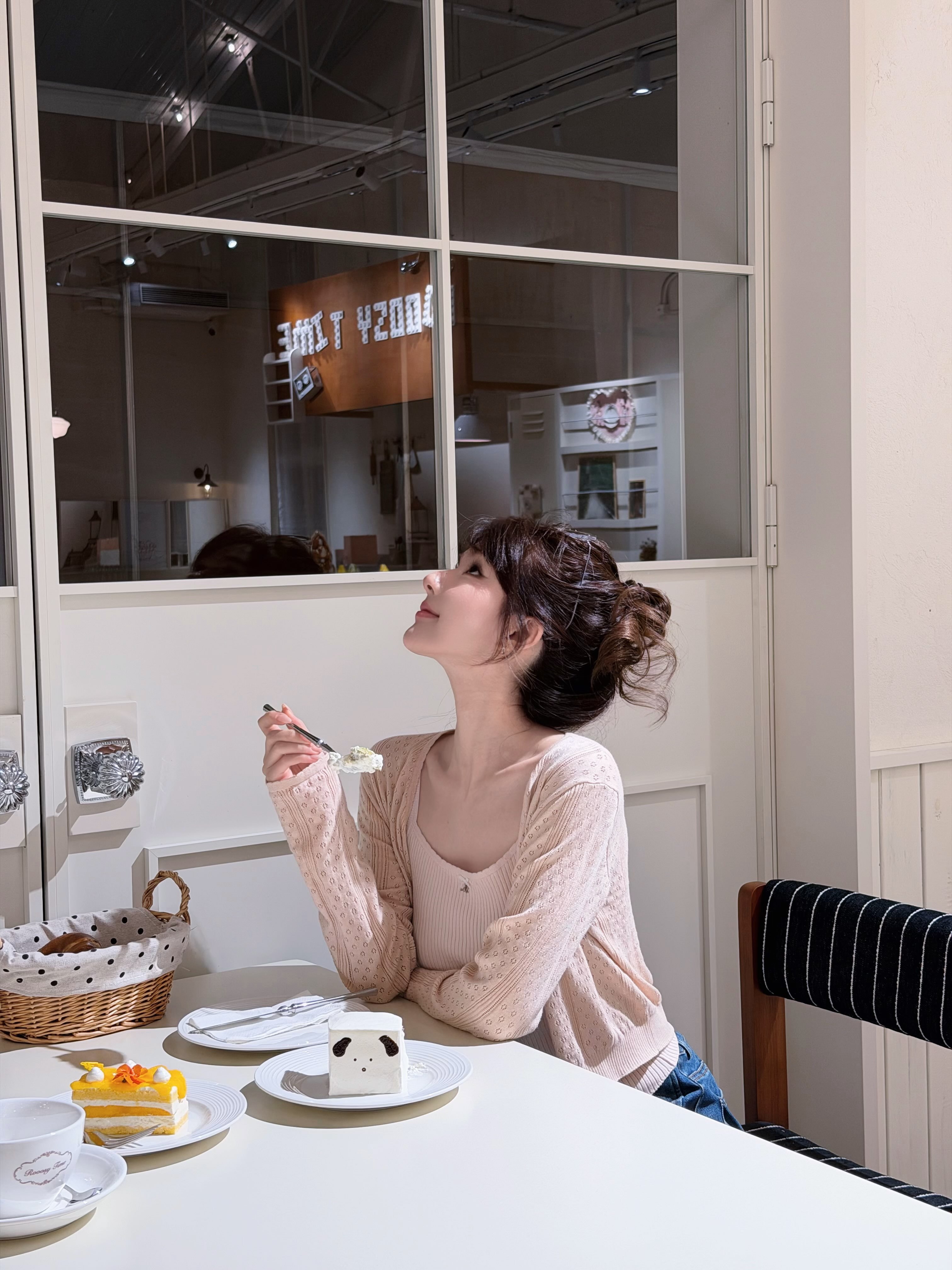 赵露思INS更新🍦🍮🍭​​​