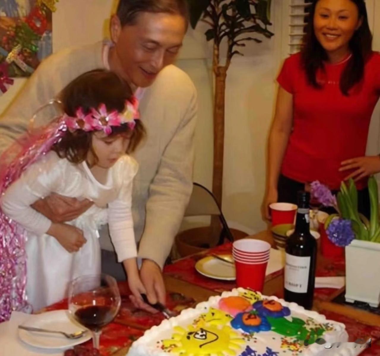 谷爱凌小时候被爷爷抱着，看起来太可爱了！谷爱凌爷爷看起来温文尔雅、书卷气十足。