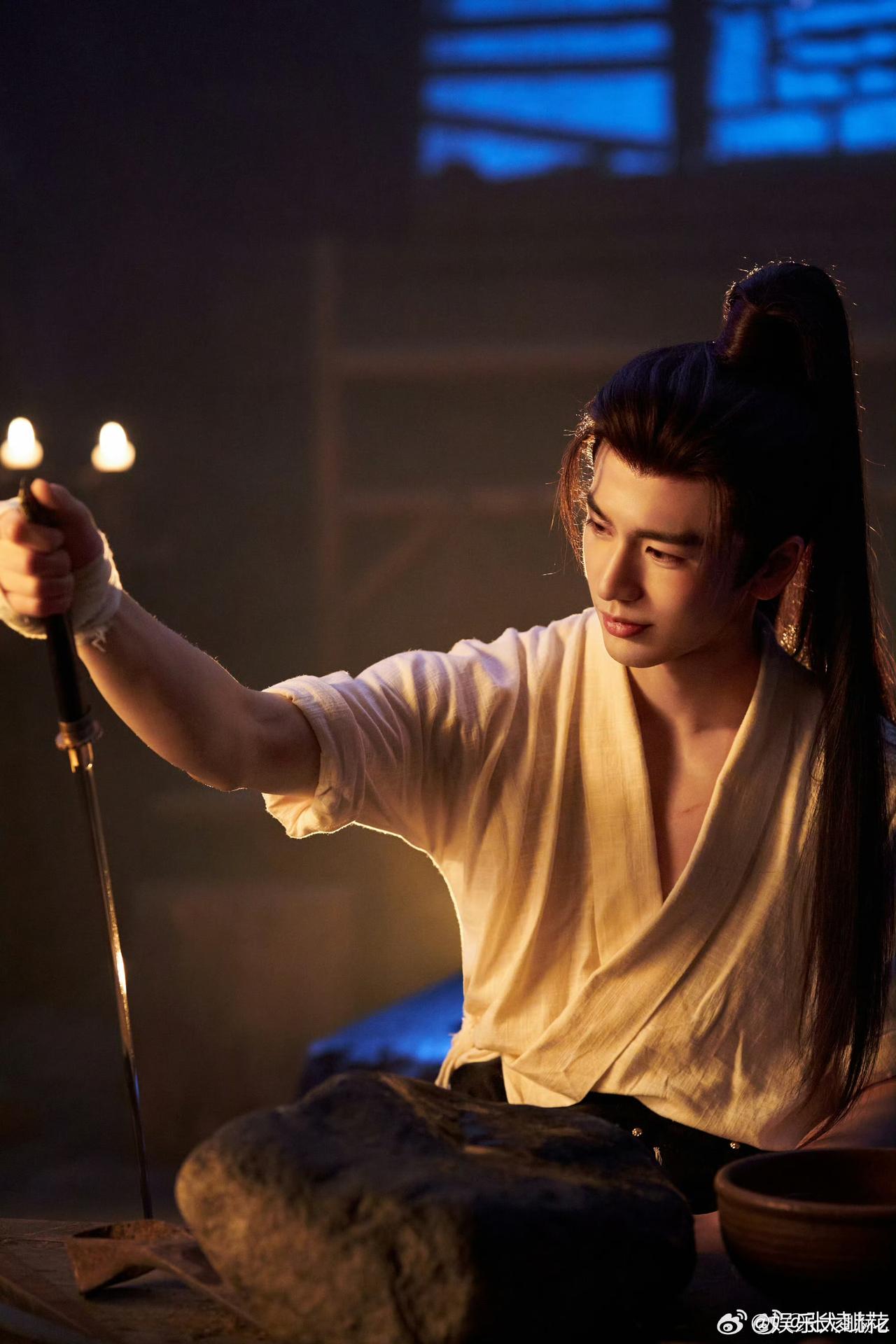 被张凌赫暖到了！90岁爷爷深夜追剧中，他一句话太圈粉张凌赫这波操作真的绝了