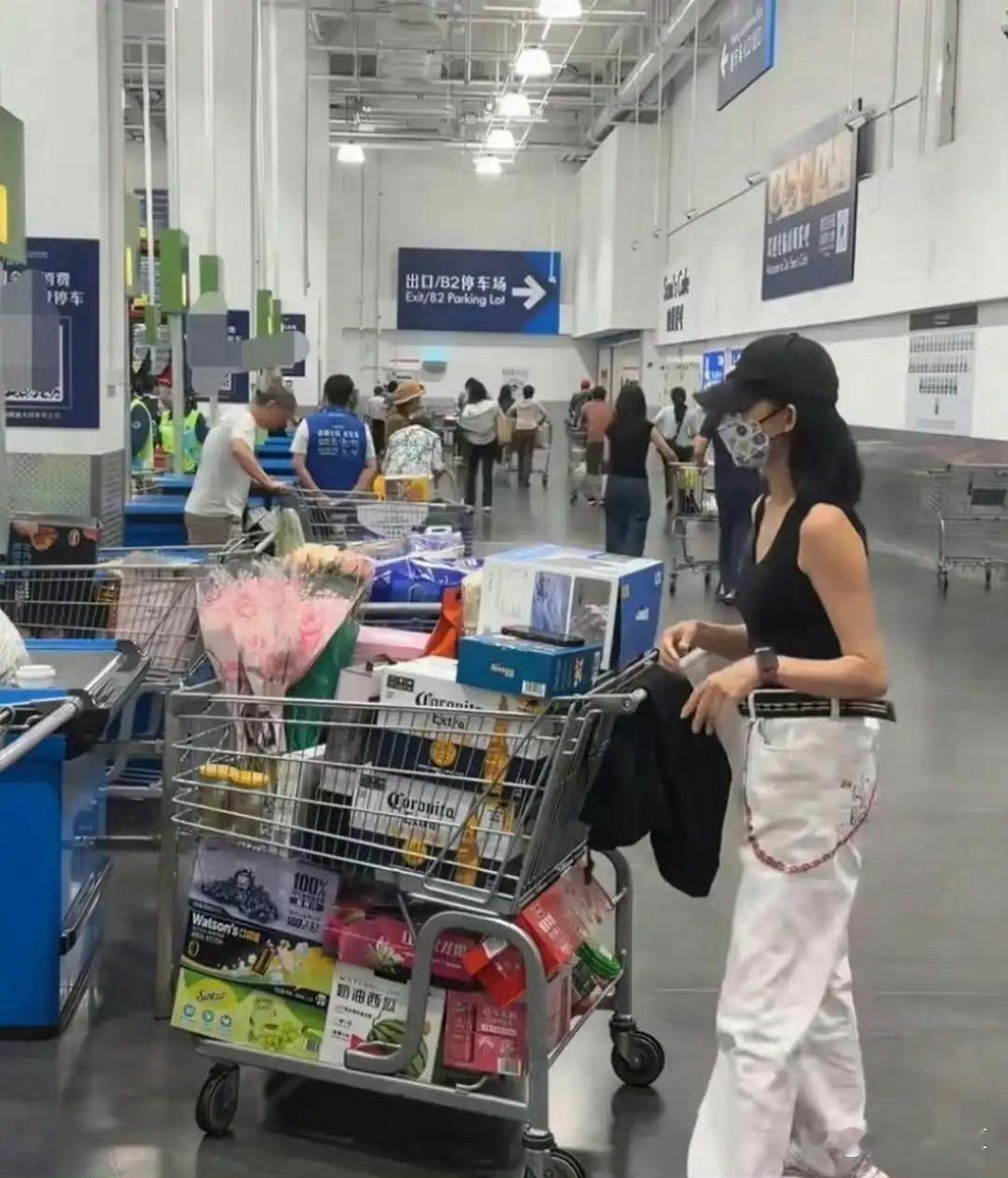 身家上亿的蔡少芬，在珠海山姆被人群堵住，车上塞满3车东西，把路人都看愣了。