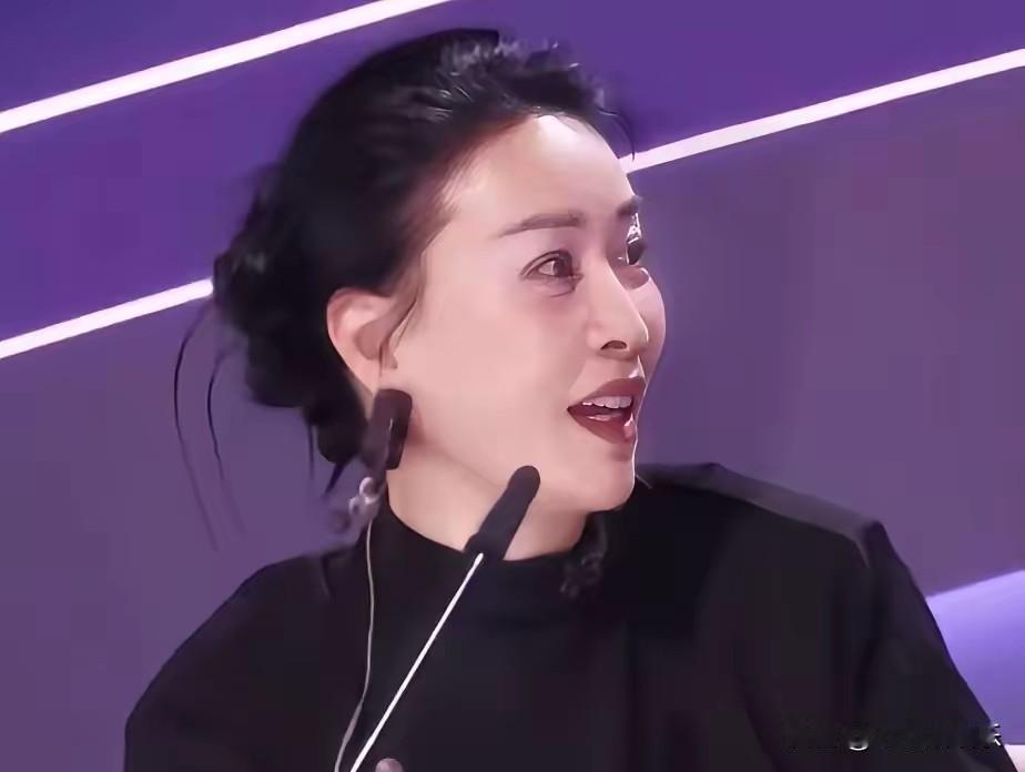 她巳不是她那英整容了，她已不是她，甚至眉眼都捕捉不到似曾相识的感觉，确