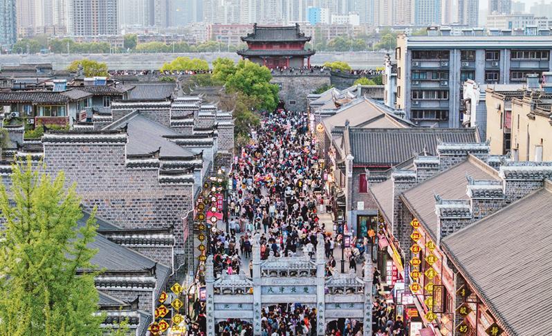为什么要刺激穷人消费，而不是刺激富人消费？因为说白了，富人赚钱容易花钱难，而只有