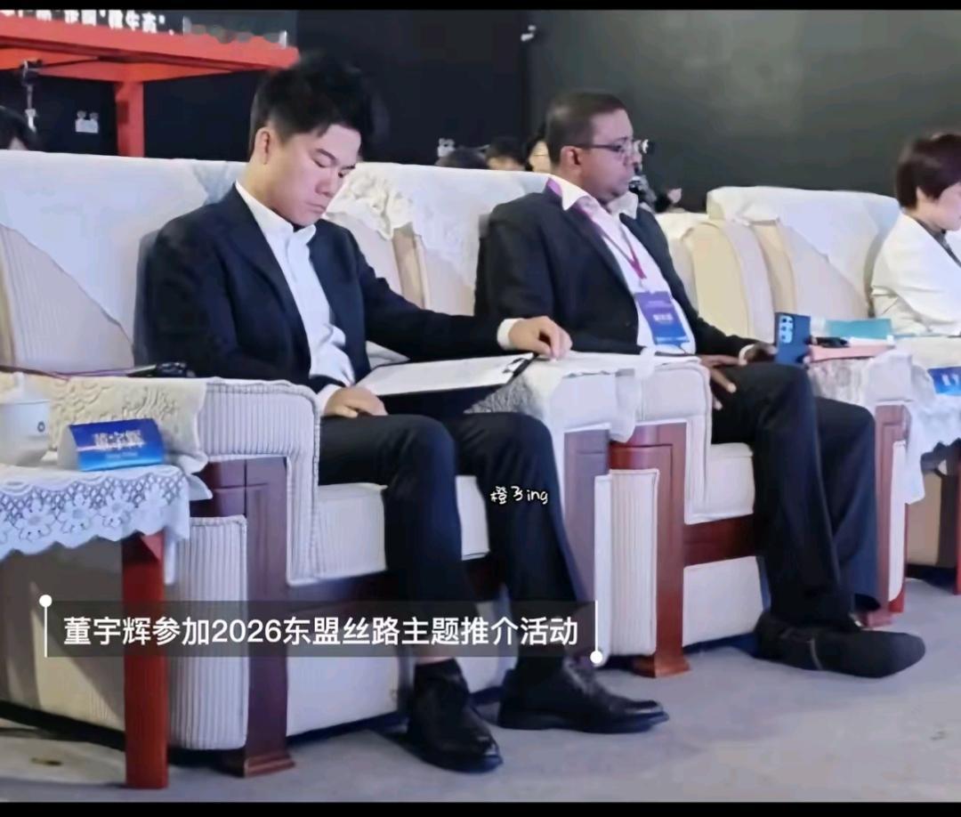 从老师成商人，商人又像政客了。董宇辉真是一骑绝尘甩了同行十万八千里！说实话挺