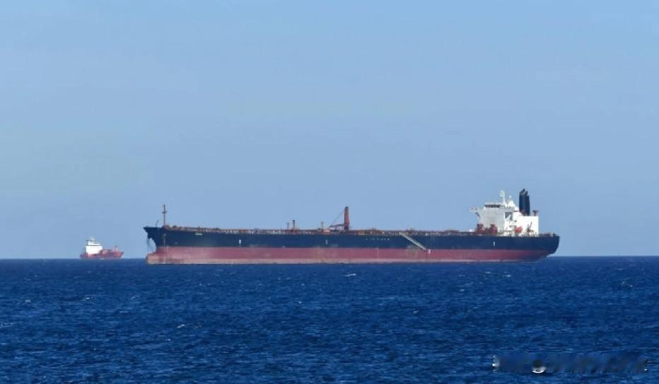 真是太气人了！咱们这艘装有25万桶甲醇的中资油轮，在美军不允许通过阿曼湾的情况下