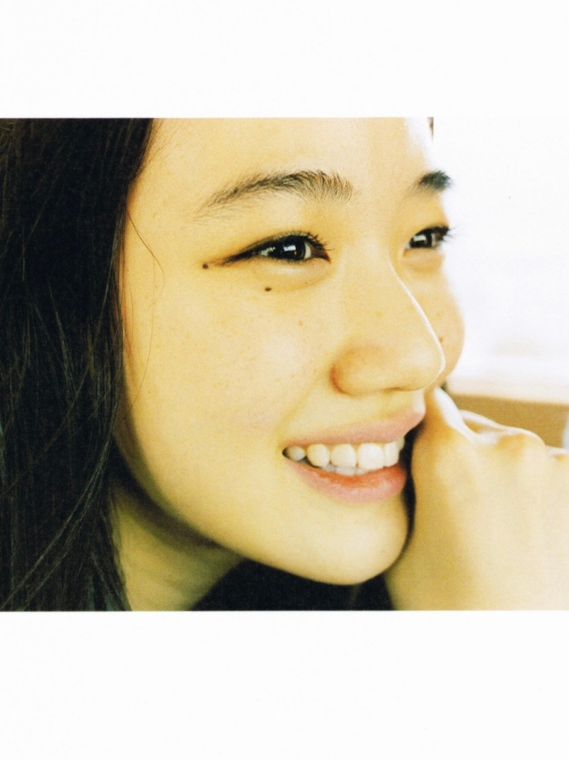 2005年，十九岁的苍井优，在摄影师高桥洋子镜头下的一张面孔。