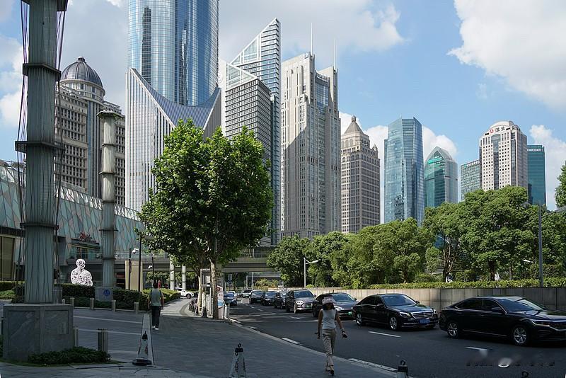 北京、上海、深圳，三个都是被很多人认为要当房价上涨领头羊的城市。有的认为北京楼