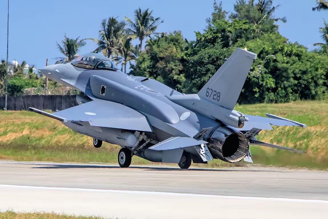 台军全新F-16VBLOKC70虽到货了，但机上电子战系统居然是用配重块替代的