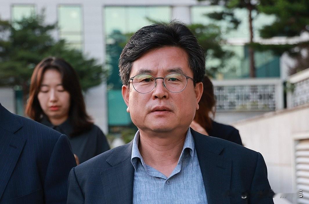 15日韩国海军陆战队特别检察组公告明日下午2点传唤前总统室附属室长姜义求。此
