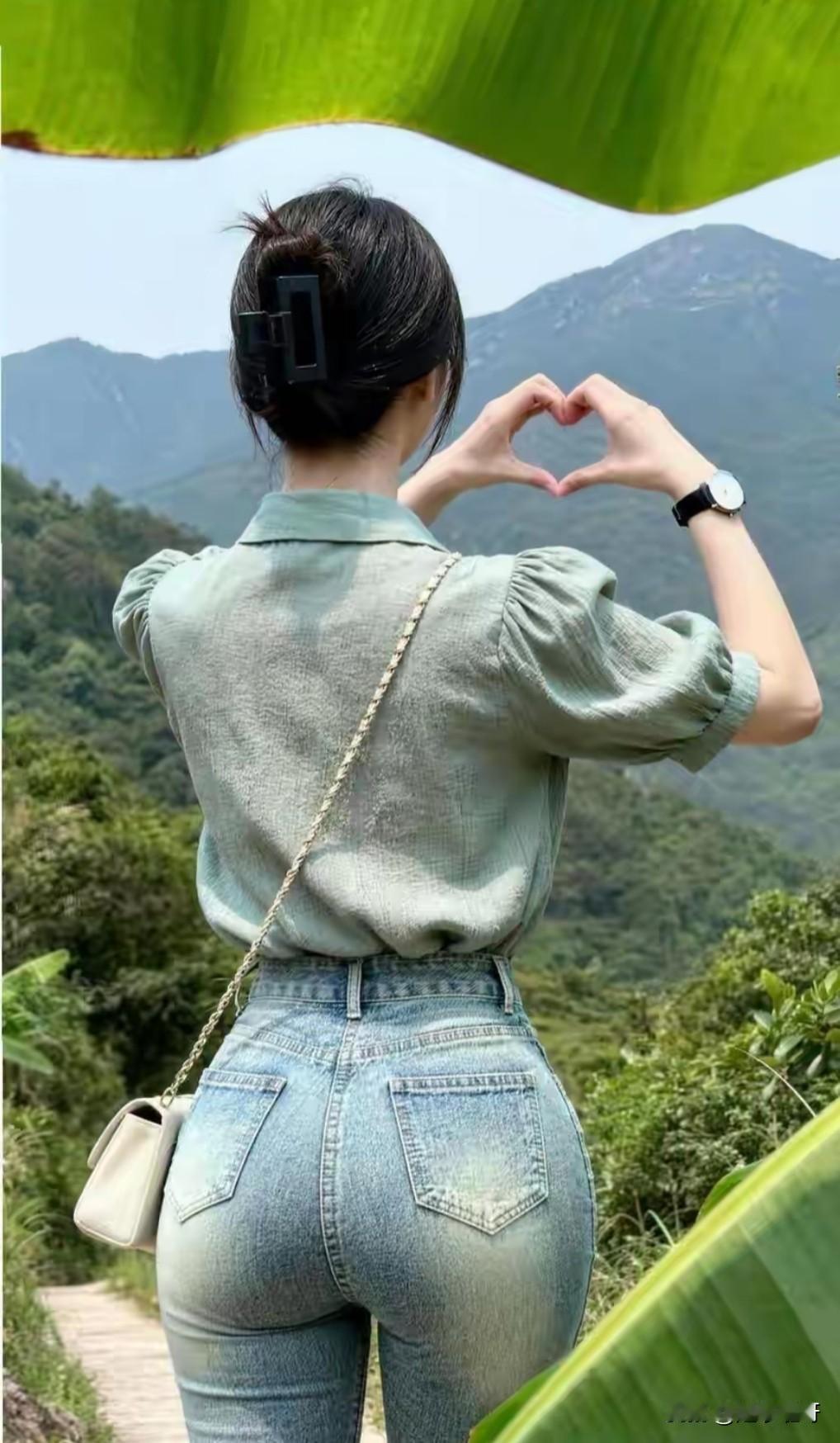牛仔裤搭配什么样的上衣比较好看?