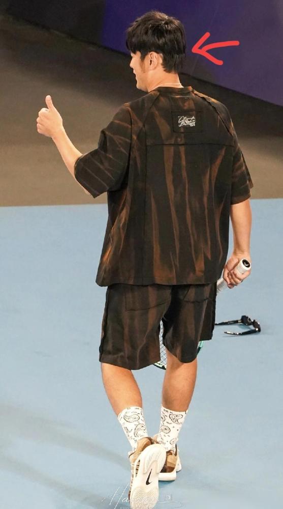 他接到球了。接住的是飞出去的假发。周杰伦在澳网，甩拍没碰到网球，却把假发套甩飞了