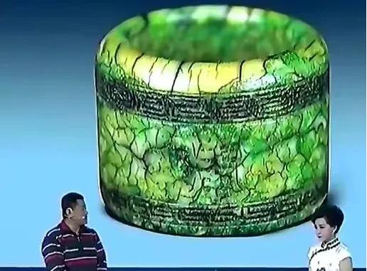 男子带着一枚扳指来鉴宝，自称是2万元捡漏得来的，专家看后脸色大惊，赶忙说道：“快