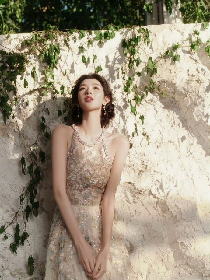 被美晕了！王玉雯月光做的礼服会发光啊！整个人都散发着一种淡淡的仙气～​​​