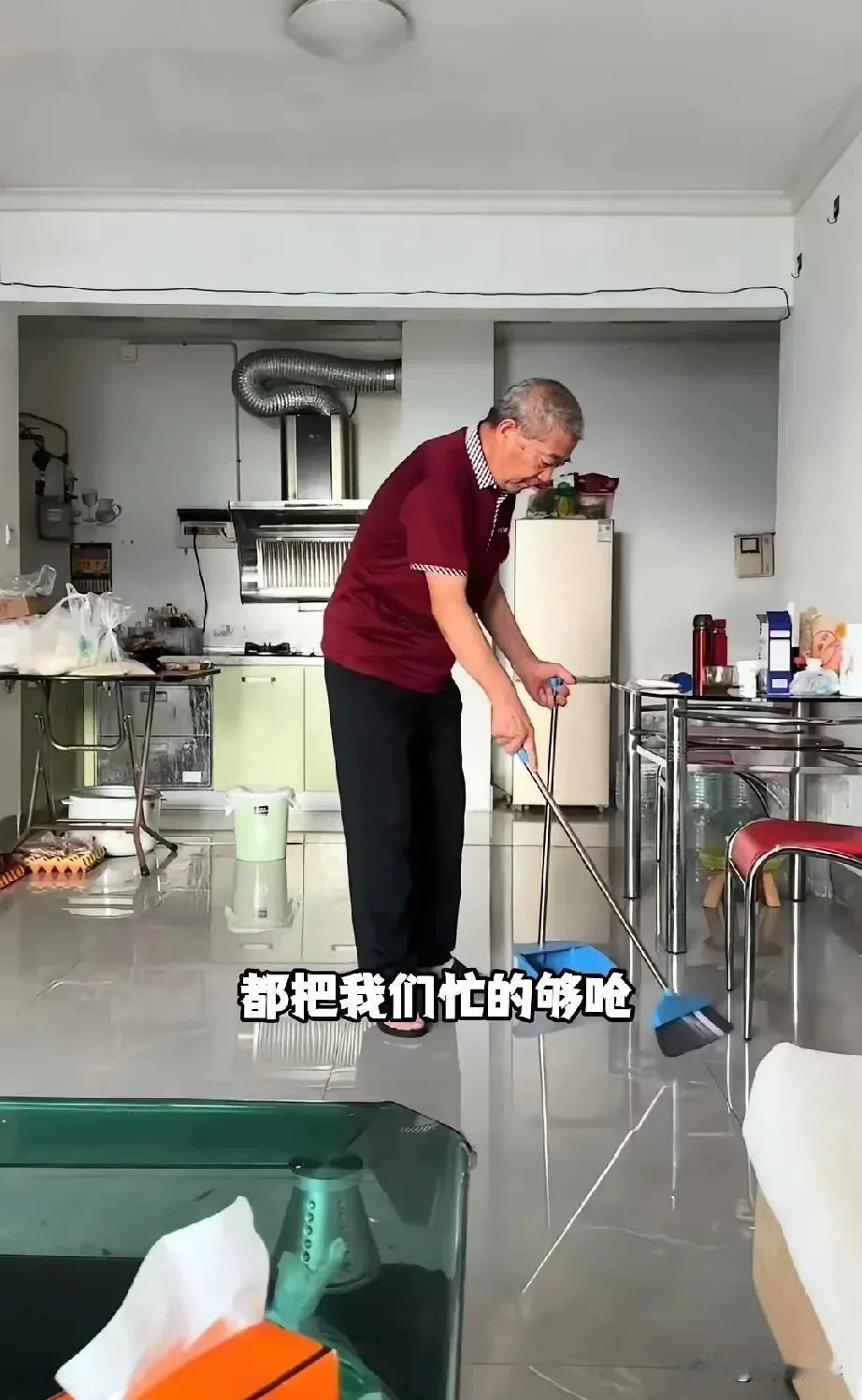 5岁的小天赐还是走到了这一步跟着黄爸爸背井离乡从北方来到了广西生活可惜
