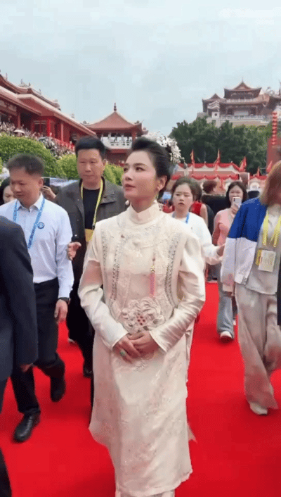 刘涛，又出席妈祖诞辰活动！5月9号，刘涛冲上了热搜，原因是她又去福建出席妈