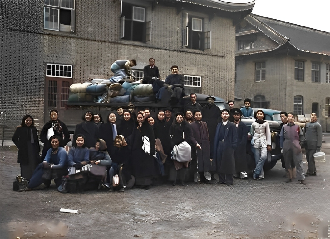 1940年4月，四川马边县彝族同胞的柴市。