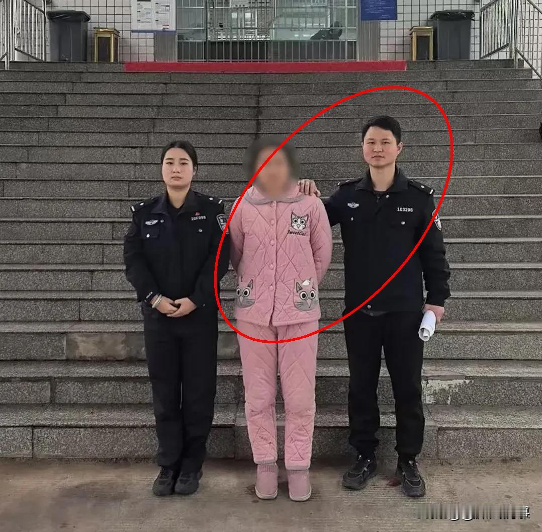 60岁老头开窑子被抓，退休金不够花竟干这勾当！这老头真会算账。开始是嫖客，后来