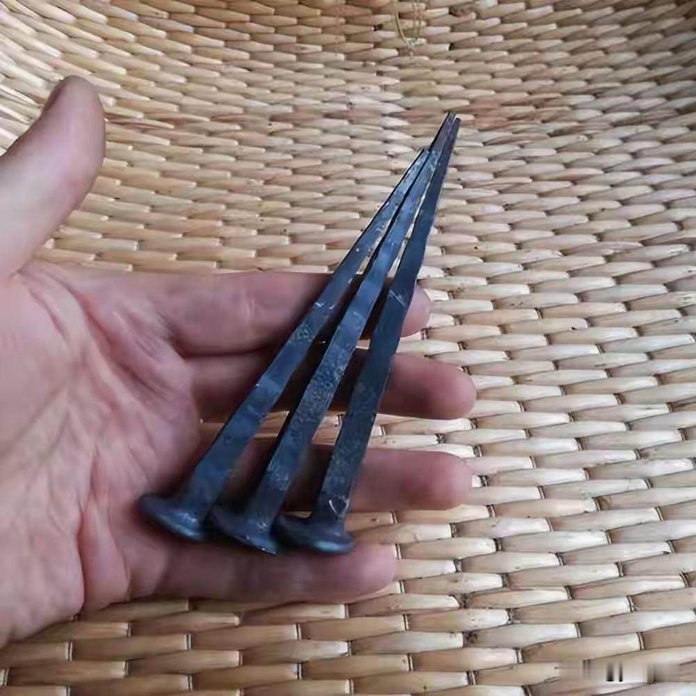 我老家有个规矩：人咽气后，棺材盖子不能盖严，得在两头各垫一沓纸钱，留一道缝。这道