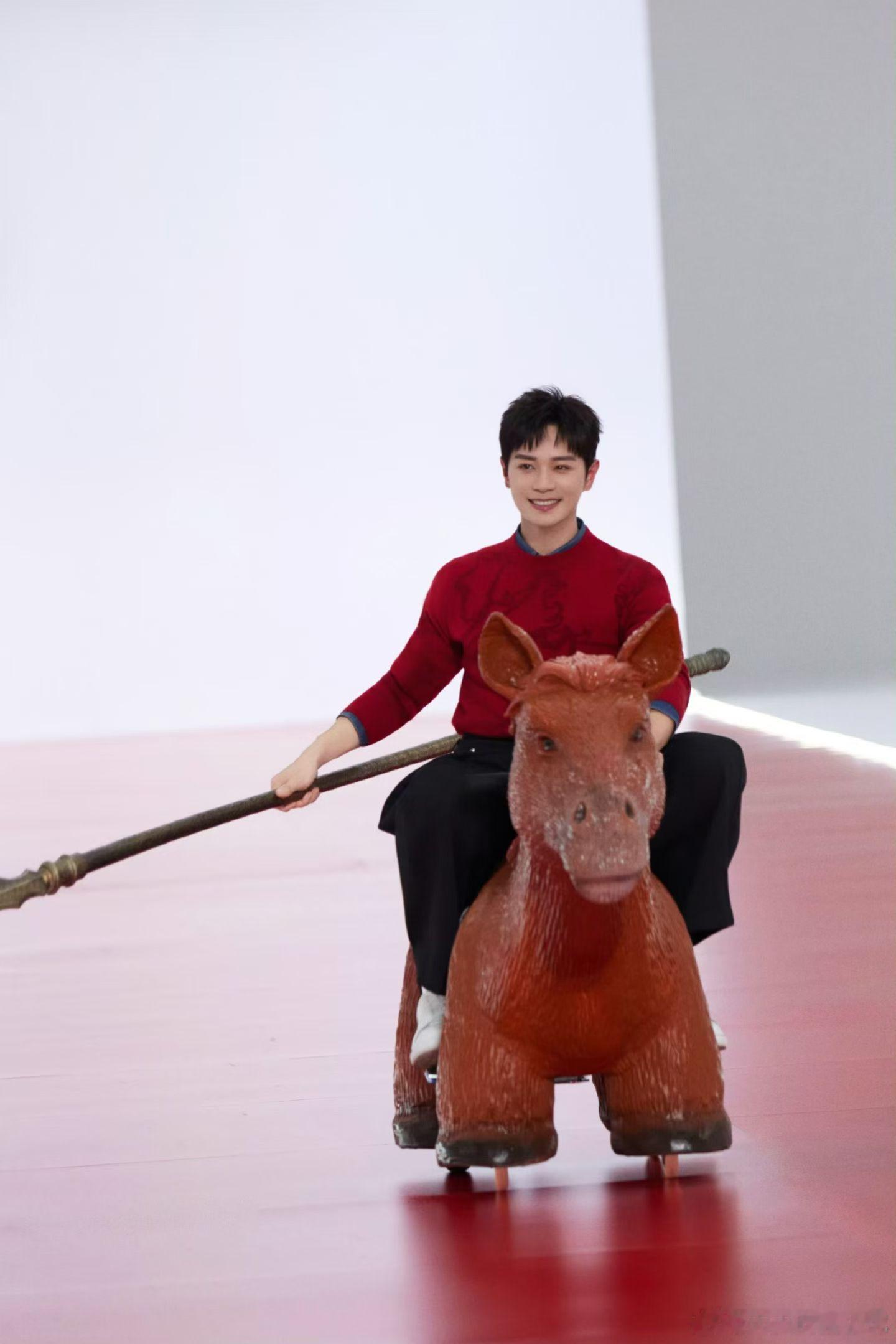 曹骏大闹星光大赏曹骏真的很厉害，很棒很赞！太厉害了。